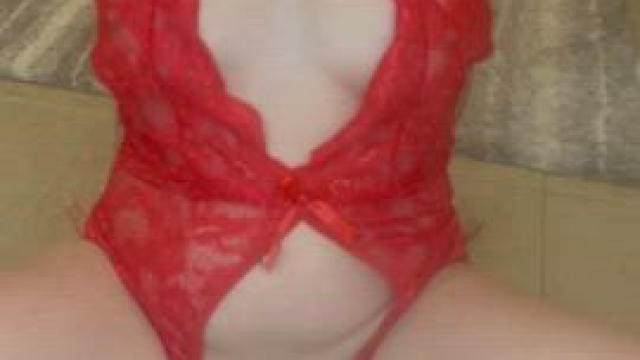 This dildo barely fits my milf pussy but I love to be stretched