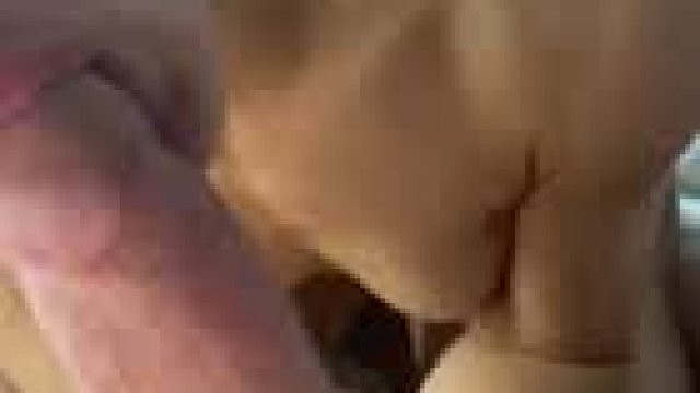 Cette petite blonde est amoureuse des grosses queues