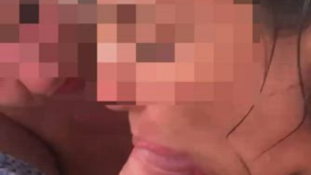 Elle regarde sa copine sucer une grosse queue