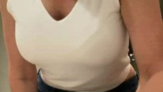 [F]riendly 40 neighborhood mom, hoping I can make your cock hard