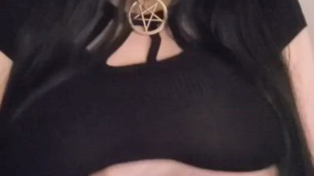 Esskayuwu bouncing her jugs