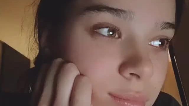 Hailee Steinfeld showing her booty in leggings!