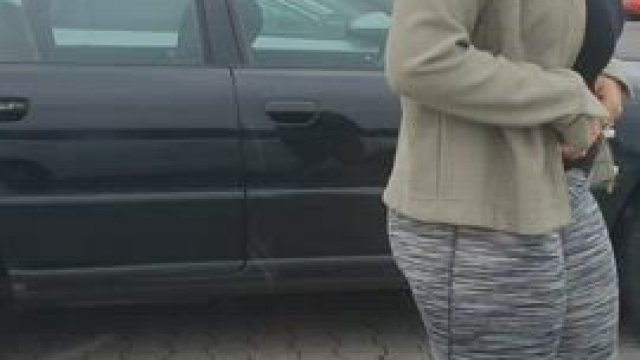 Good morning. I'm collecting a parking fee. Please open the window and pay. heh