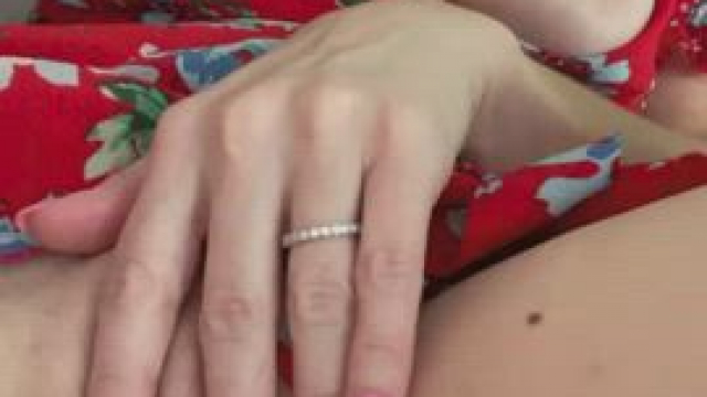 Would you suck on my big, juicy, mom lips if I asked real nice? [F]