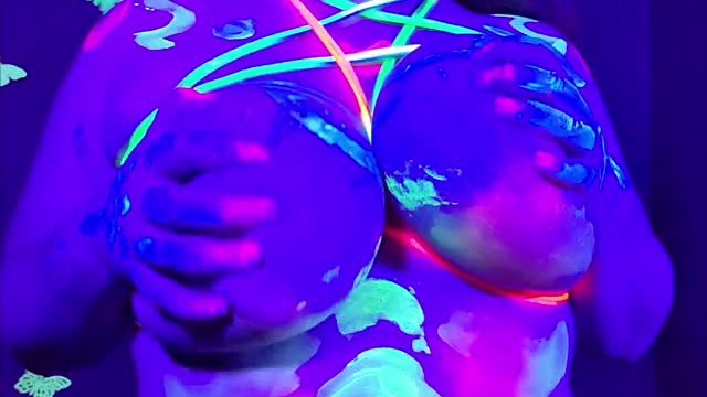 Gotta get more girls under the blacklight. Hopefully sooner than later. Calm dow