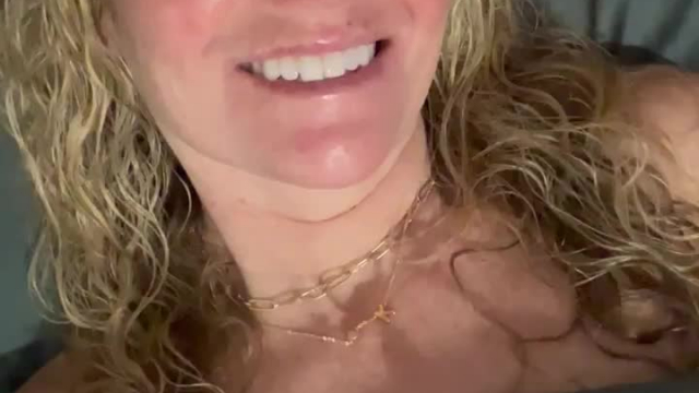 It’s cold and raining outside. Can we just stay in bed? (F)