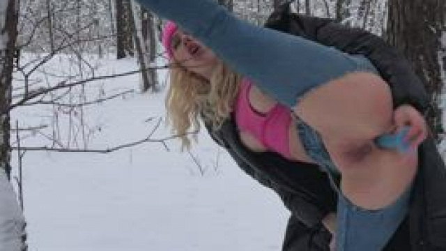 I love anal especially in the winter forest, I want to do it with a real dick