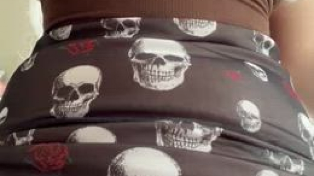 Shaved goth girl pussy is so yummy, come and have a lick