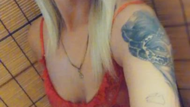 I’m Khloe! I want to cum for you. How about a custom or pre made video?