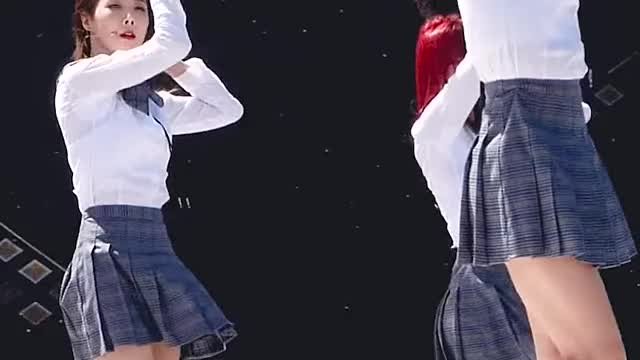 Dreamcatcher - Siyeon (ft. Yoohyeon in comments)