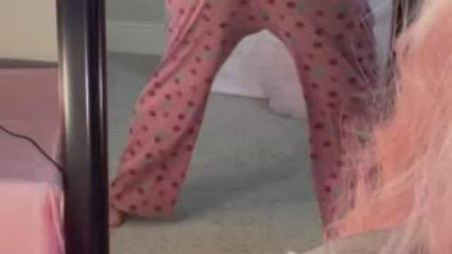 Twerking beginner. I hope you don’t mind me practicing!