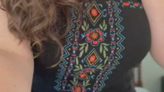 i'm a small snack with big bouncy titties :)