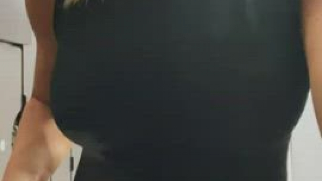 A sneak peek into the girl’s locker room [gif]