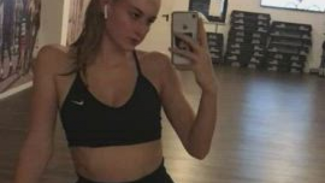 My next flash without a wig, got way too horny in the gym... next to me another 