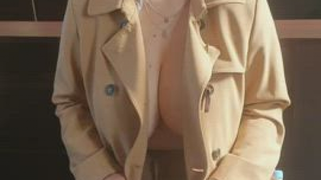 This is how modest students behave in a historic lecture hall. Heh [GIF]