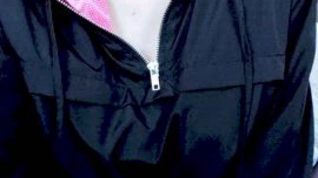 This is what 34DDs look like on a 5-foot tall girl 