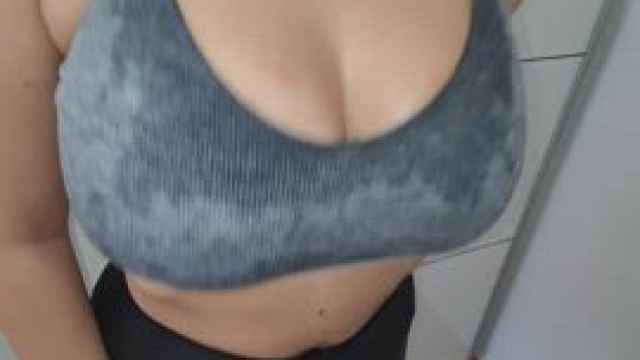 Sweaty mom titty drop after gym [Gif]