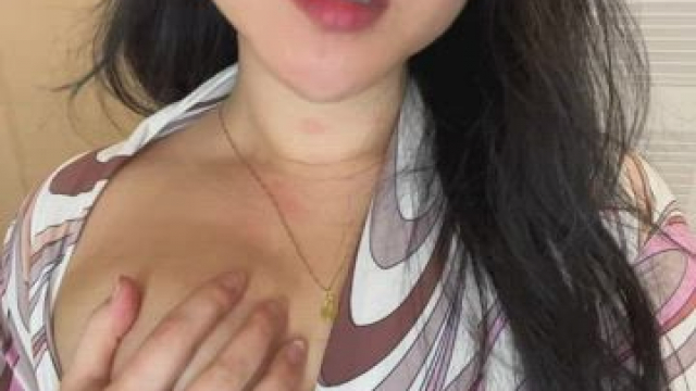 Fitting room finger fucking fun!