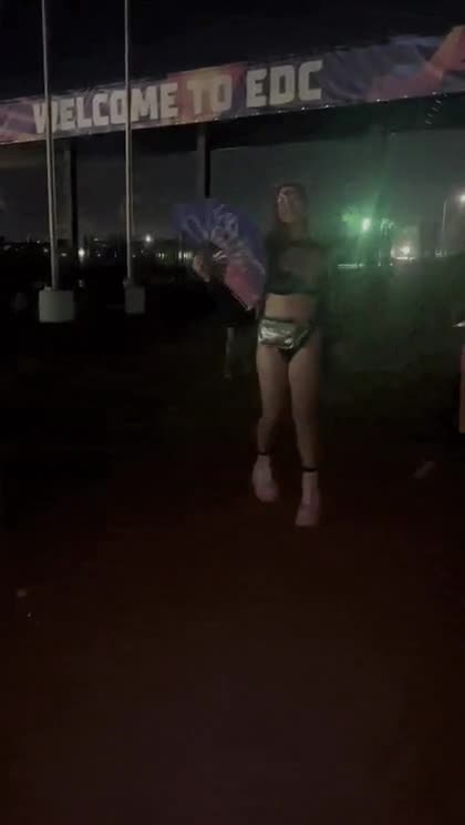 I really need to get better footage at my next rave hehe, Hard Summer is next!! 💖💙💖