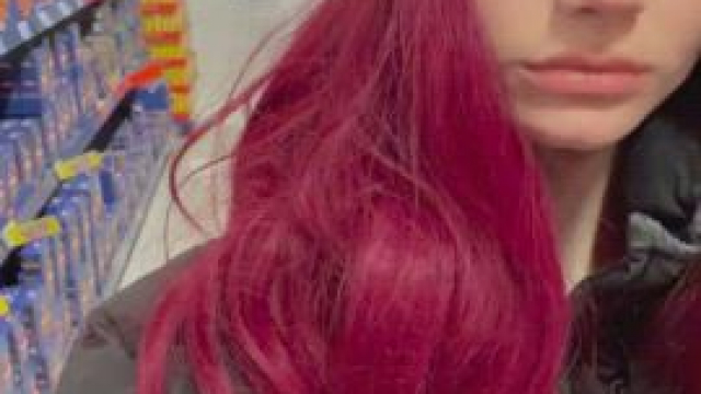 See how many people are behind me haha... hopefully no one saw me massaging my t