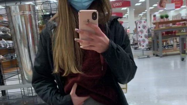 can’t resist when i see a mirror [gif]