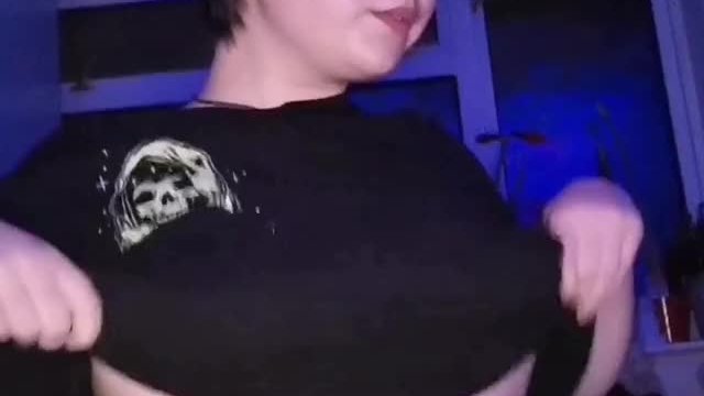 Sitting pretty :3 [OC]