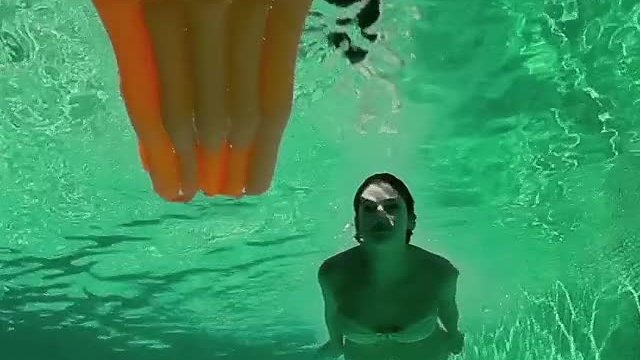 Úrsula Corberó back story bikini in Quién mató a Bambi?