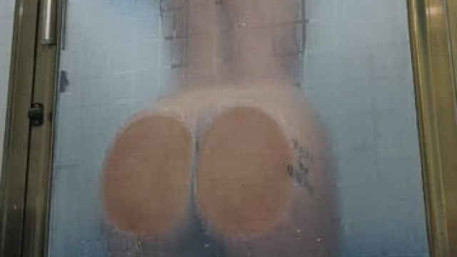 I love putting my ass on the glass [F]