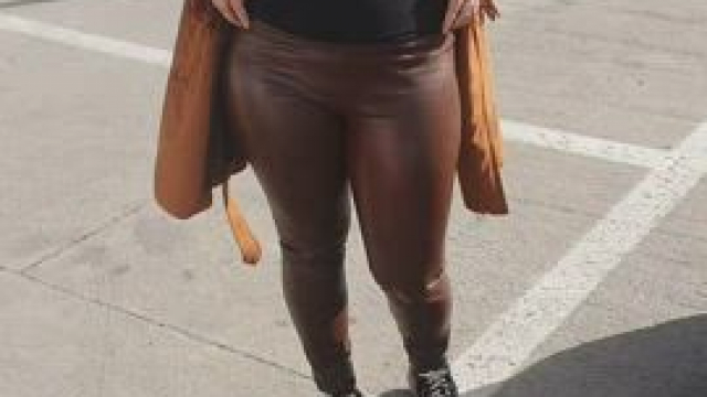 Pay special attention to the guy behind me. Heh. Kisses and enjoy.