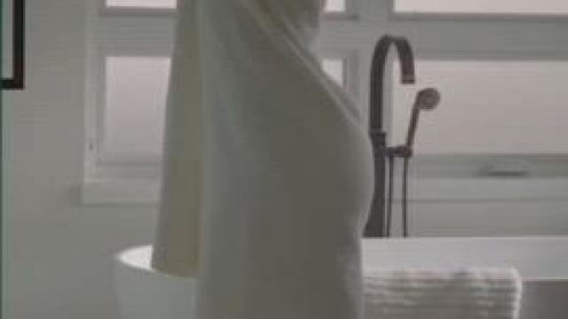 Elena Kampouris - in 'Wifelike'